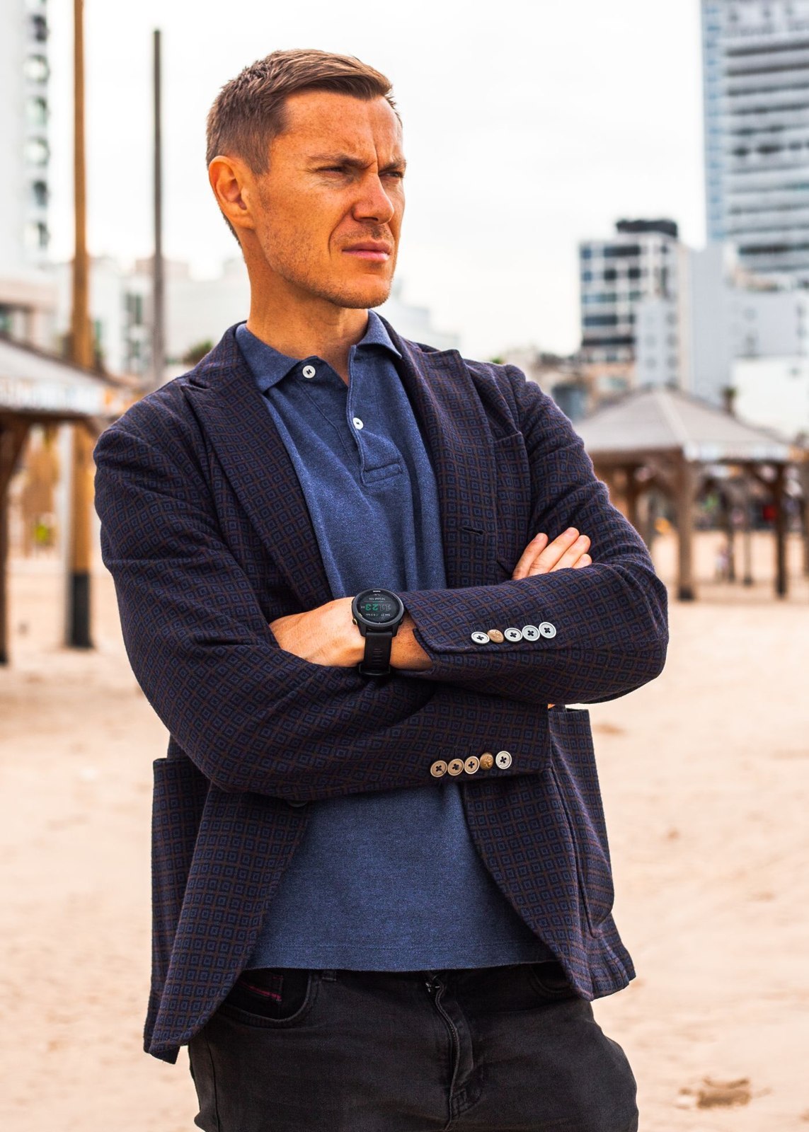 Dunkles Sakko und Polohemd im Freien