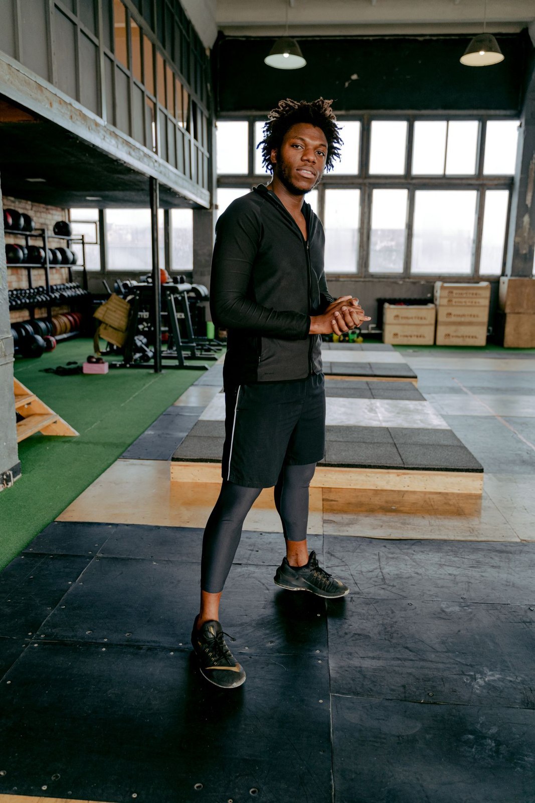 Schlichtes dunkles Trainingsoutfit im Fitnessstudio