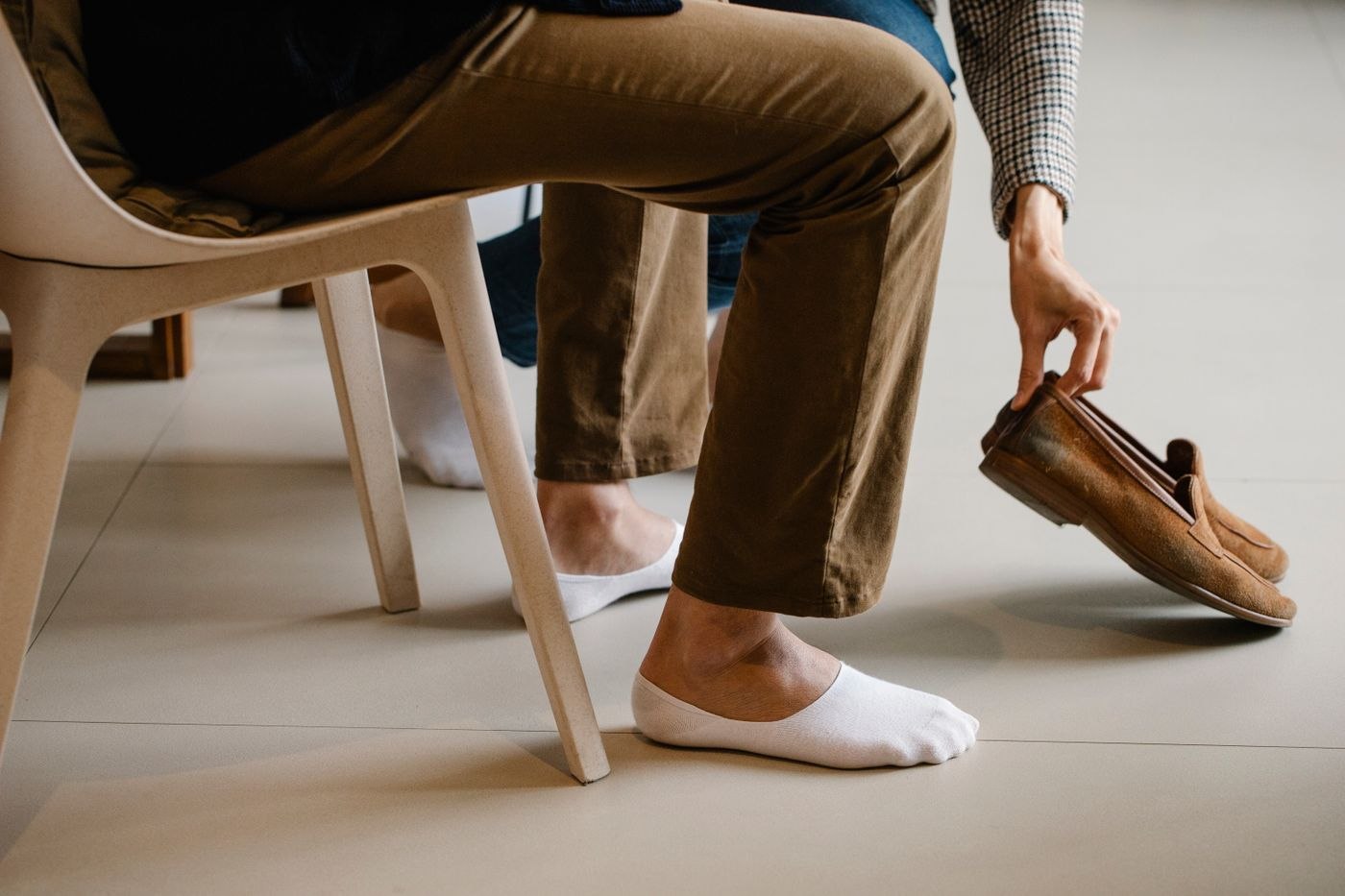 Braune Slipper werden zu einer Freizeithose angezogen