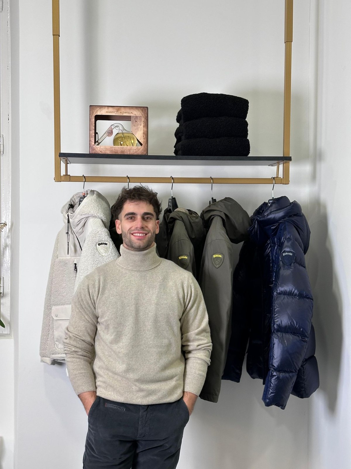 Ein dicker Rollkragenpullover neben Wintermänteln