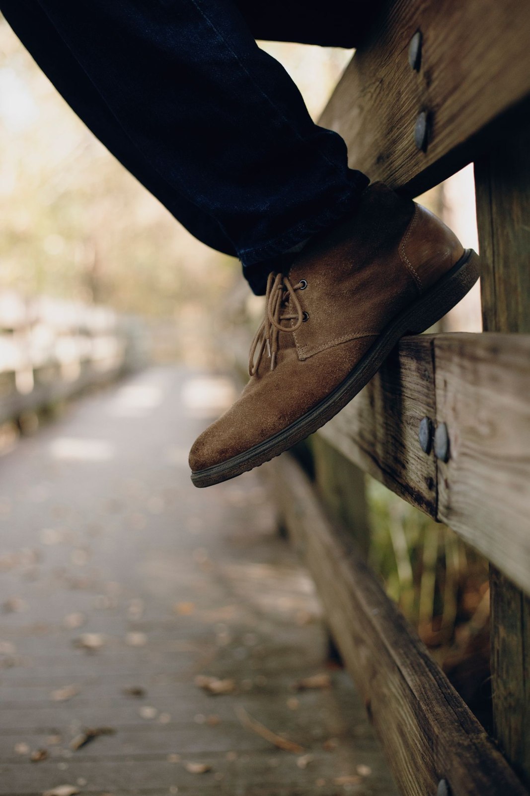 Braunes Schuhwerk unter dunkelblauer Hose