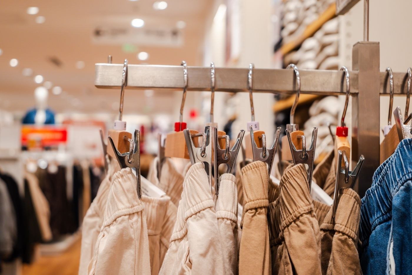Hosen auf einer Kleiderstange