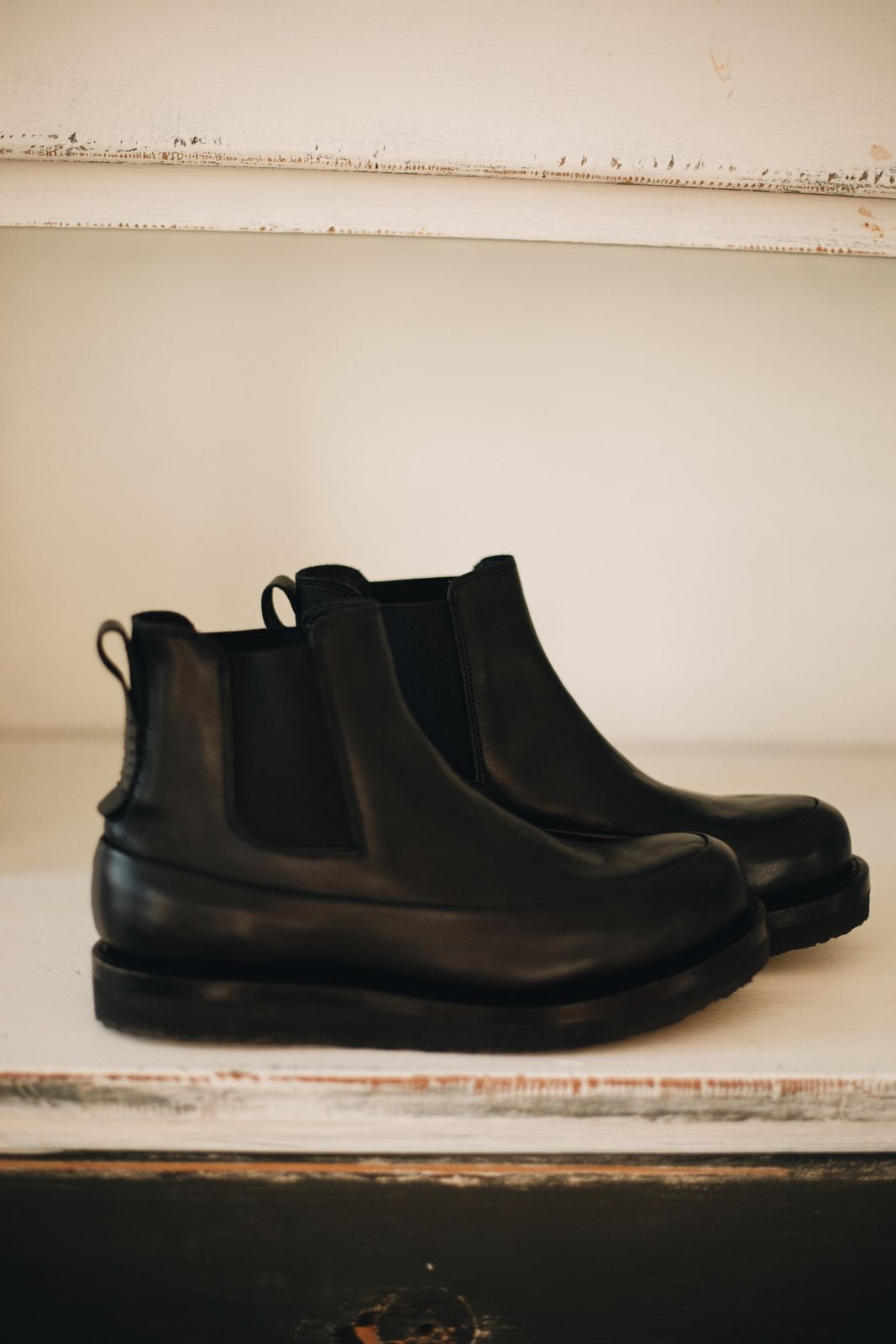 Ein Paar schwarze Chelsea-Stiefel aus Leder