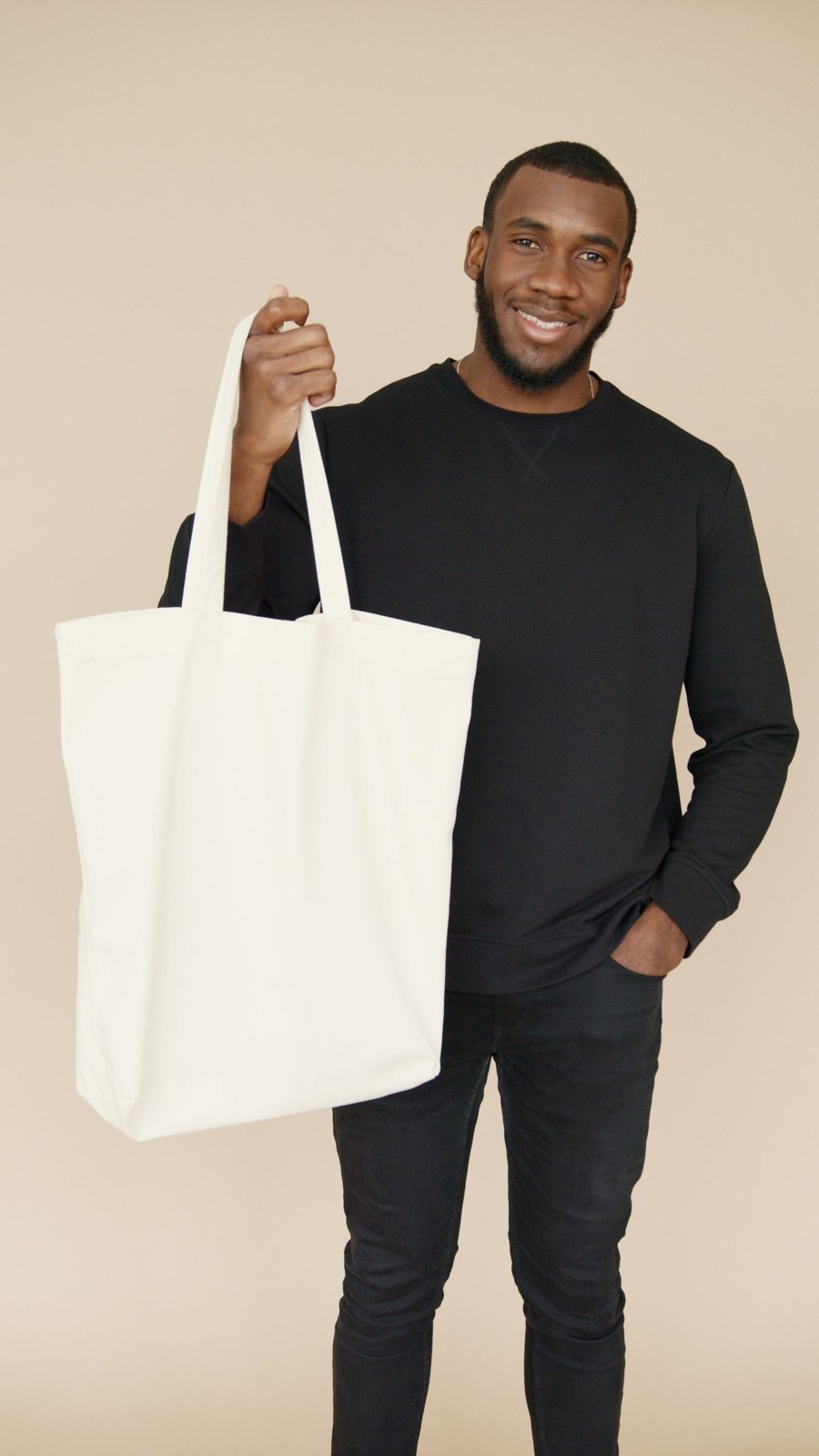 Eine schlichte Stofftasche in der Hand