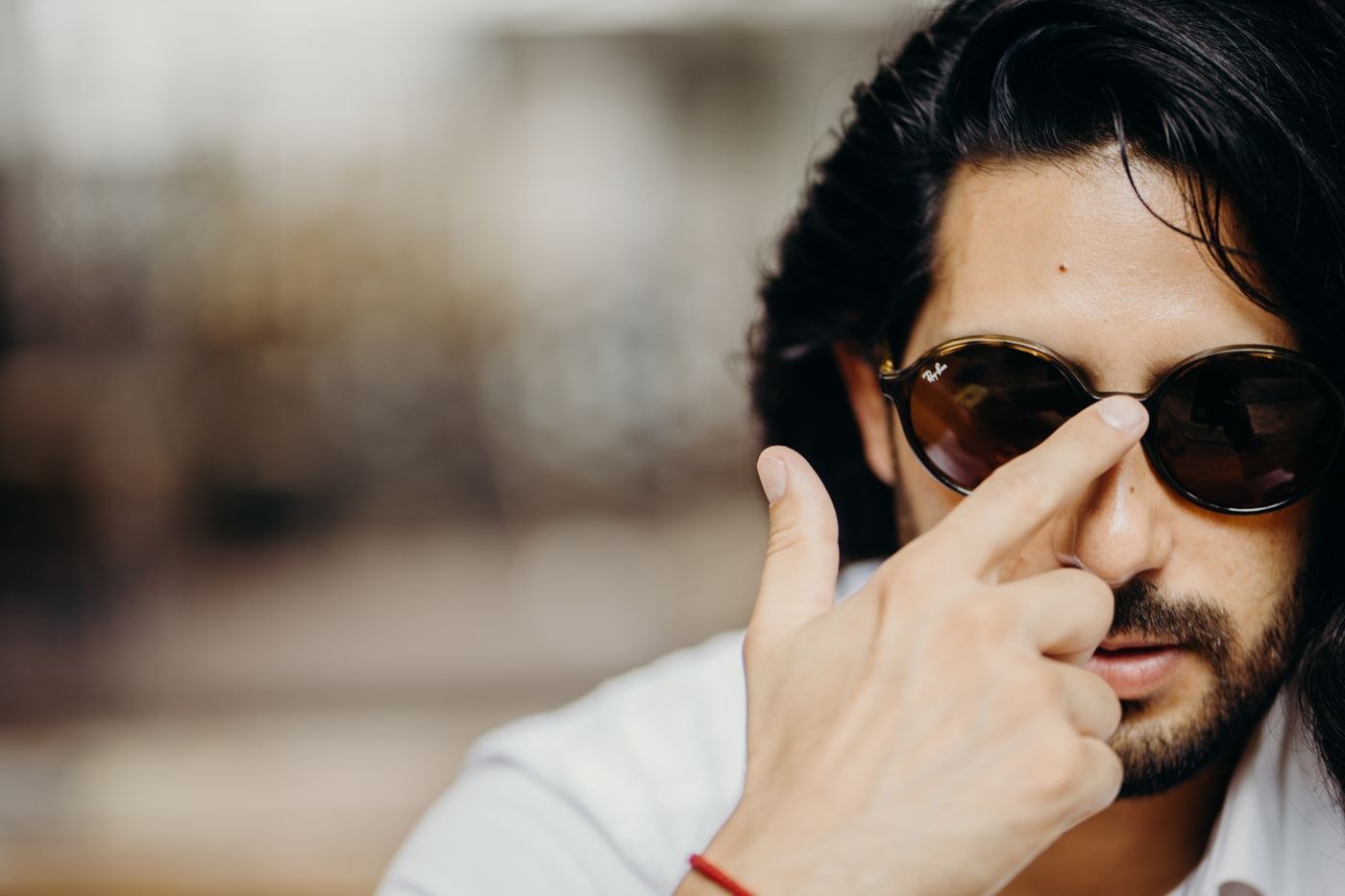 Eine Sonnenbrille wird am Steg angepasst