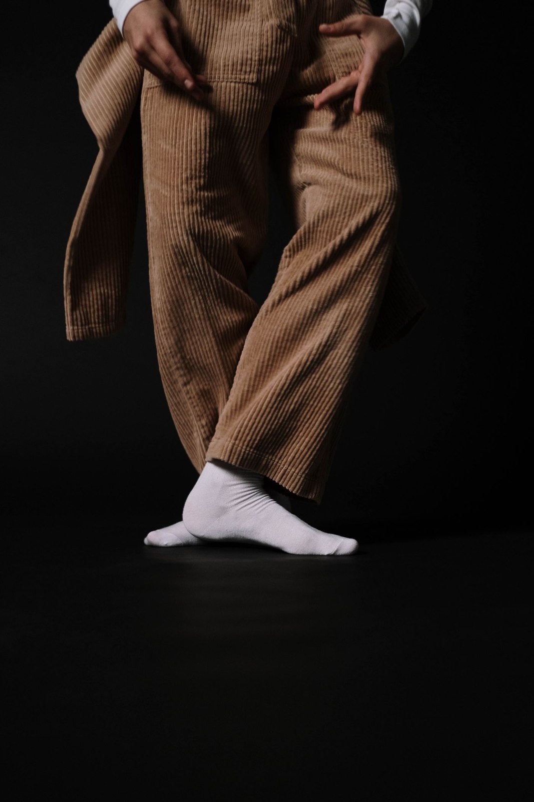 Braune Cordhose mit dunkler Oberbekleidung