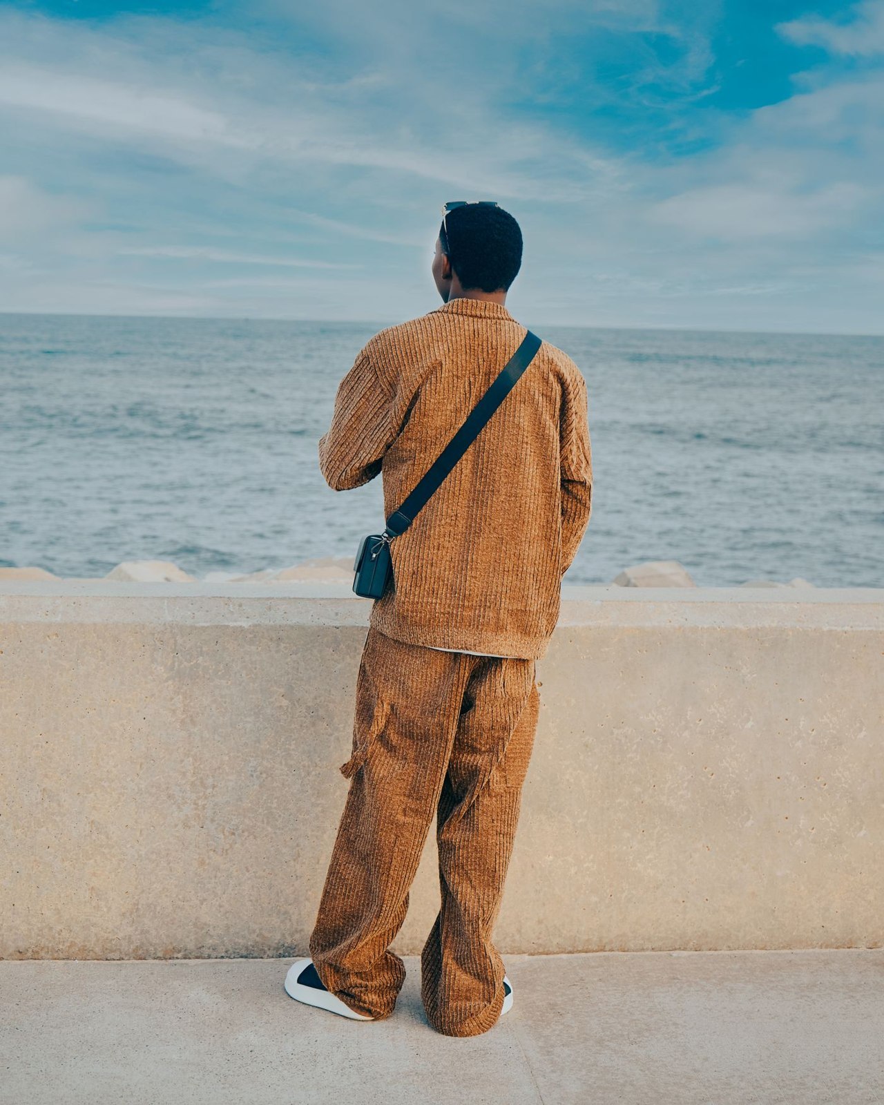 Braune Cordhose am Meer