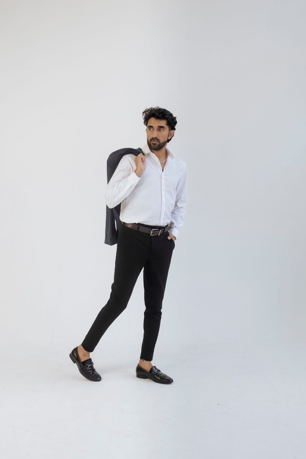 Dunkle Hose mit weißem Hemd
