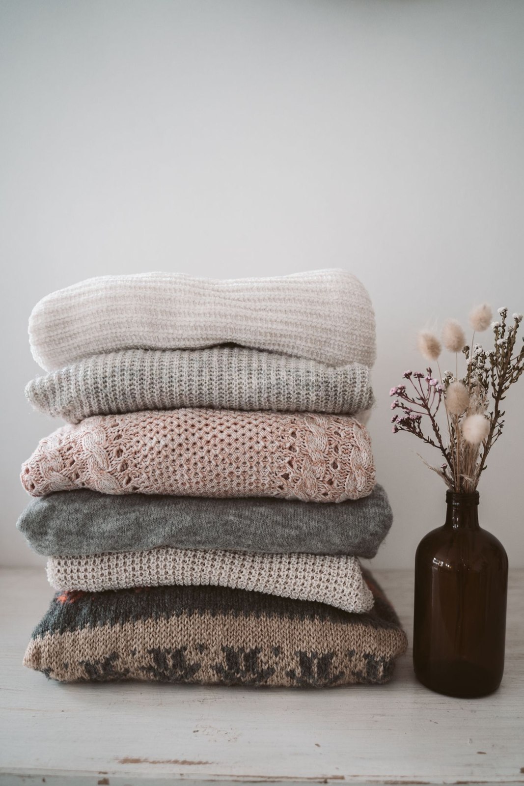 Ein Stapel gefalteter Strickkleidung