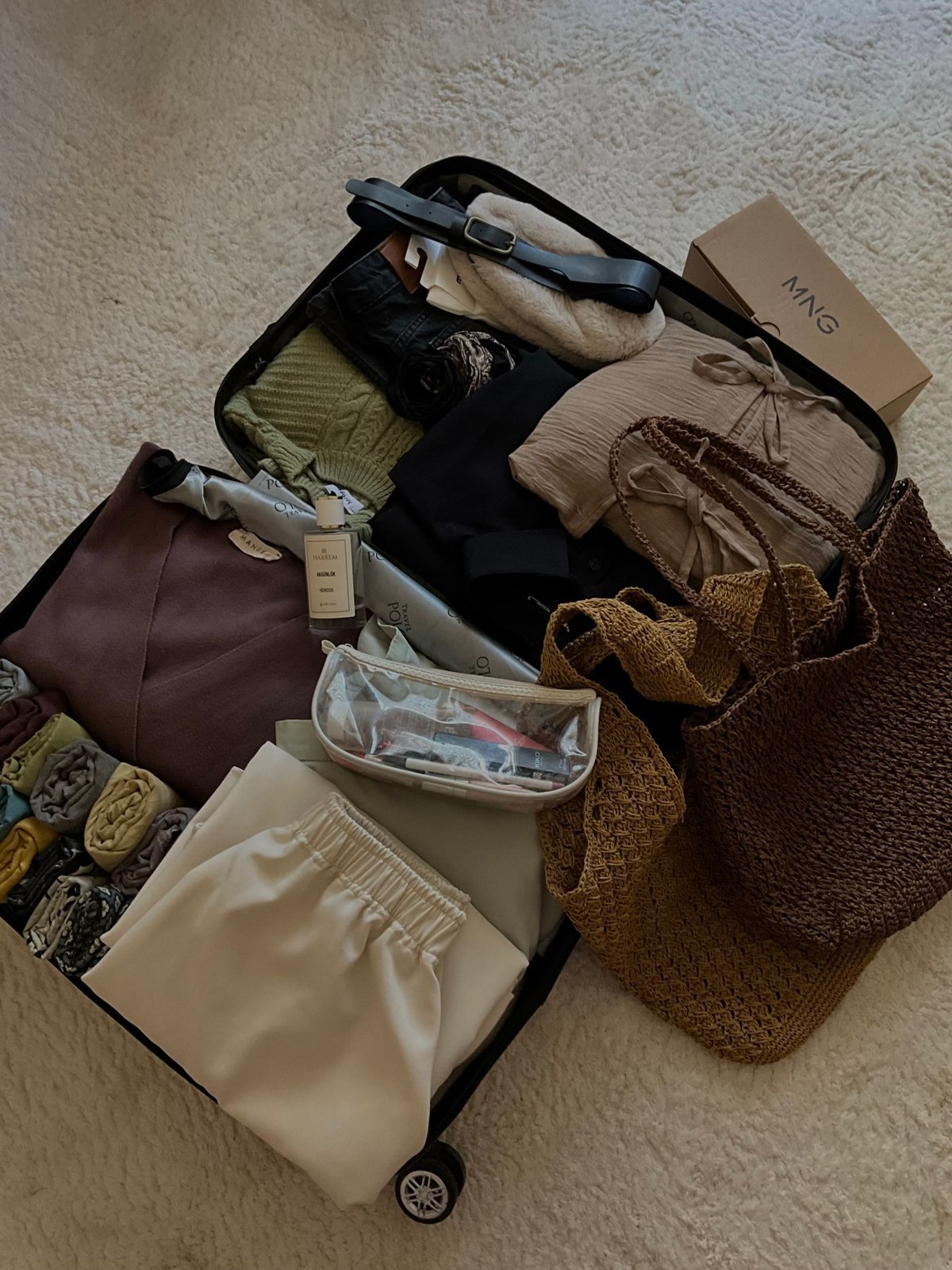 Abgestimmte neutrale Kleidung für eine Reise