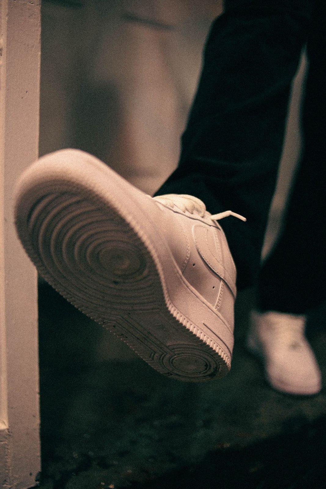 Nahansicht eines weißen Sneakers und seiner Sohle