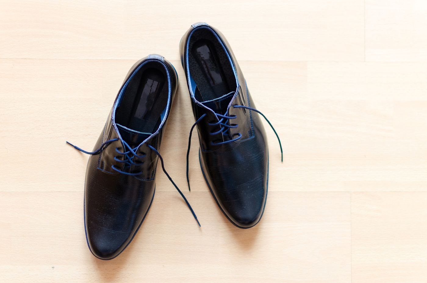 Ein Paar abgestellte schwarze Schnürschuhe