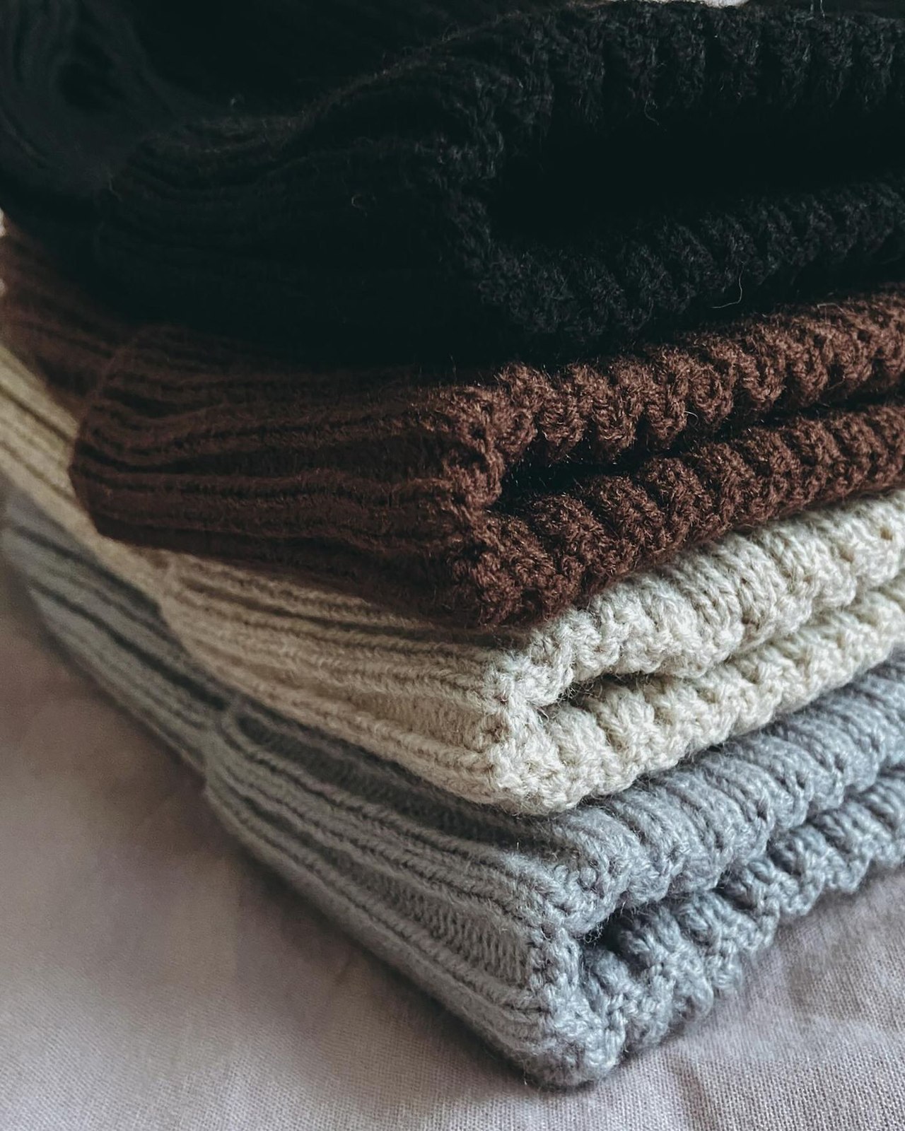 Strukturierte Strickkleidung in einem Stapel