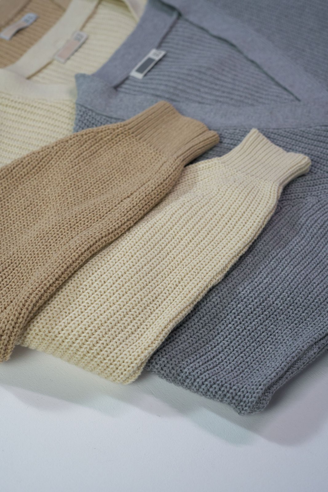 Feinstrickkleidung flach ausgelegt