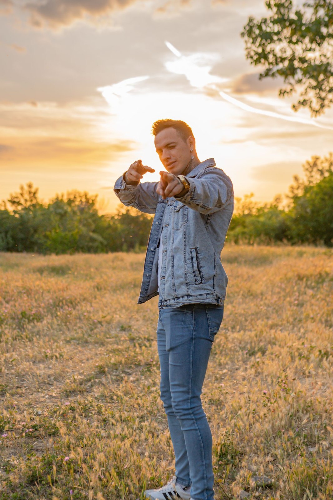 Eine blaue Jeansjacke mit blauer Jeans
