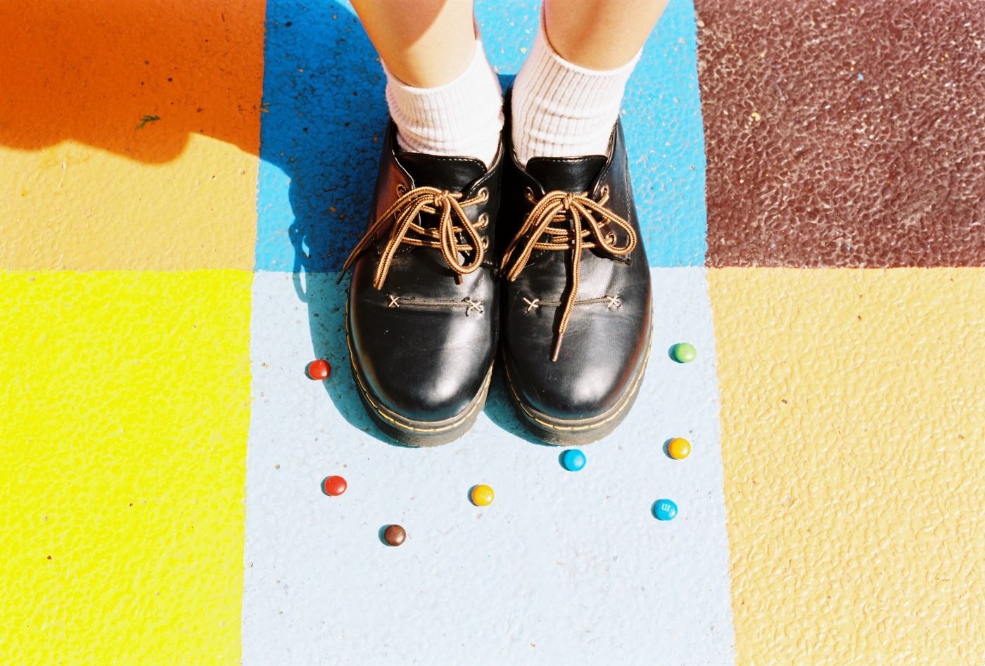 Helle Socken mit schwarzen Lederschuhen