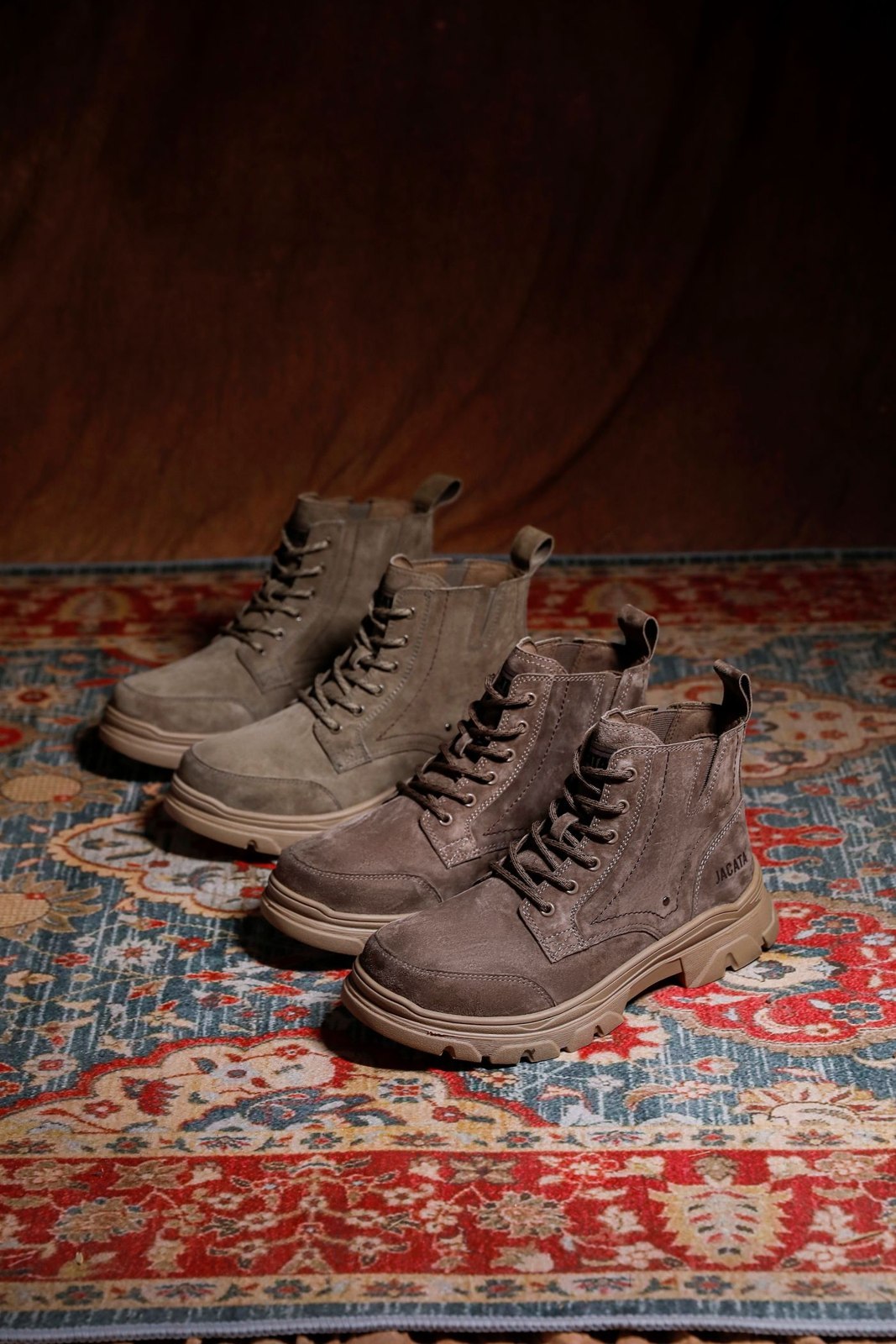 Ein Paar braune Schnürstiefel aus Wildleder