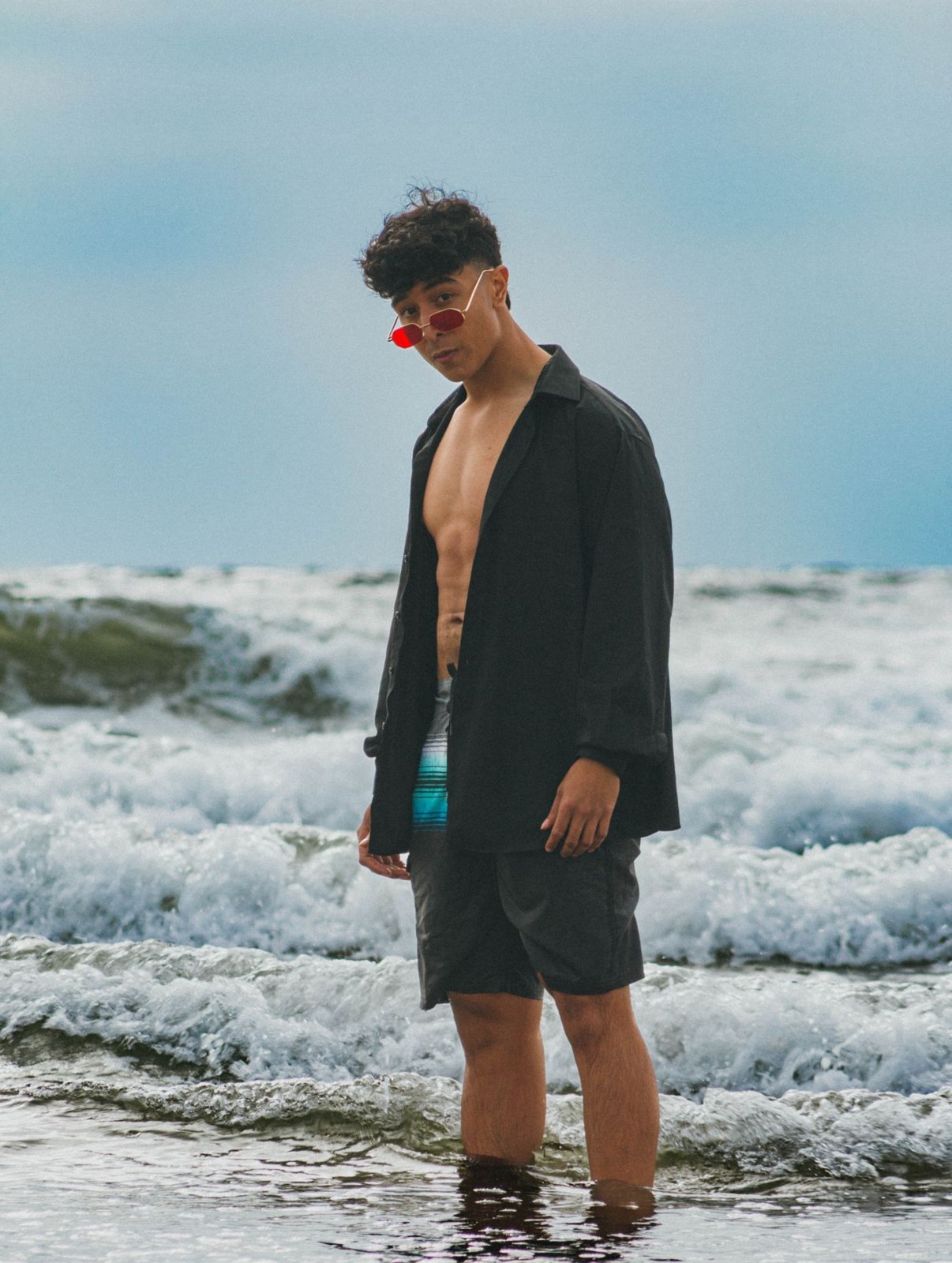Ein offenes Hemd über Badeshorts am Meer