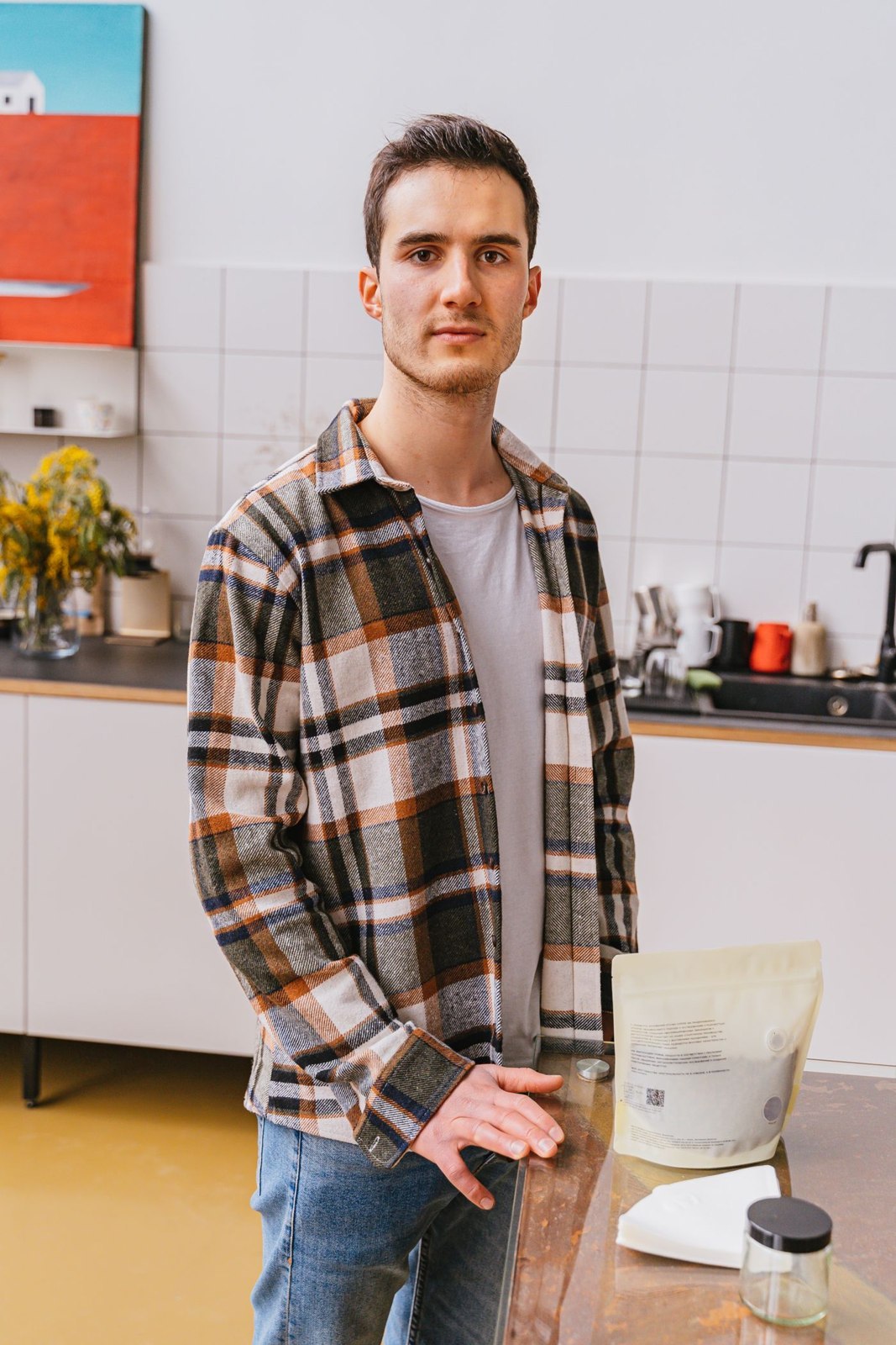Ein offen getragenes kariertes Overshirt