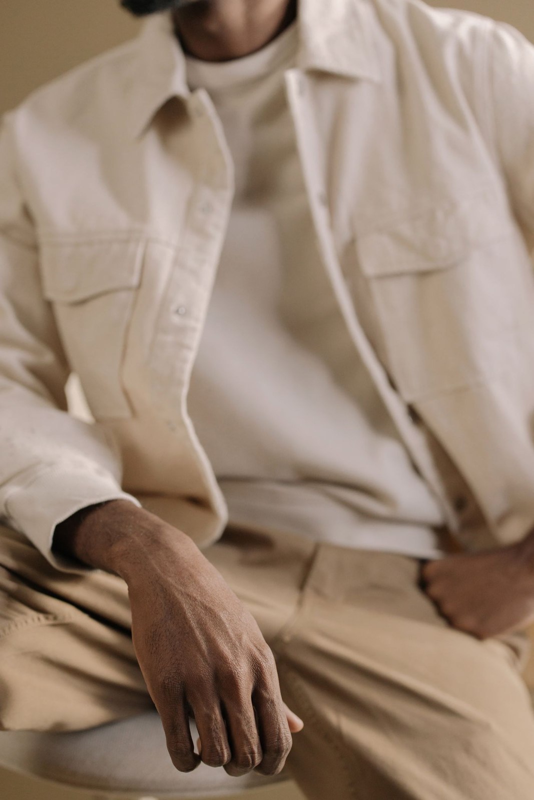 Ein helles Overshirt über einem Freizeitoberteil