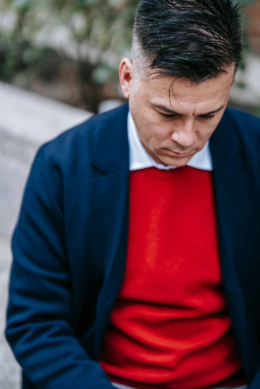 Roter Pullover unter einem dunkelblauen Mantel