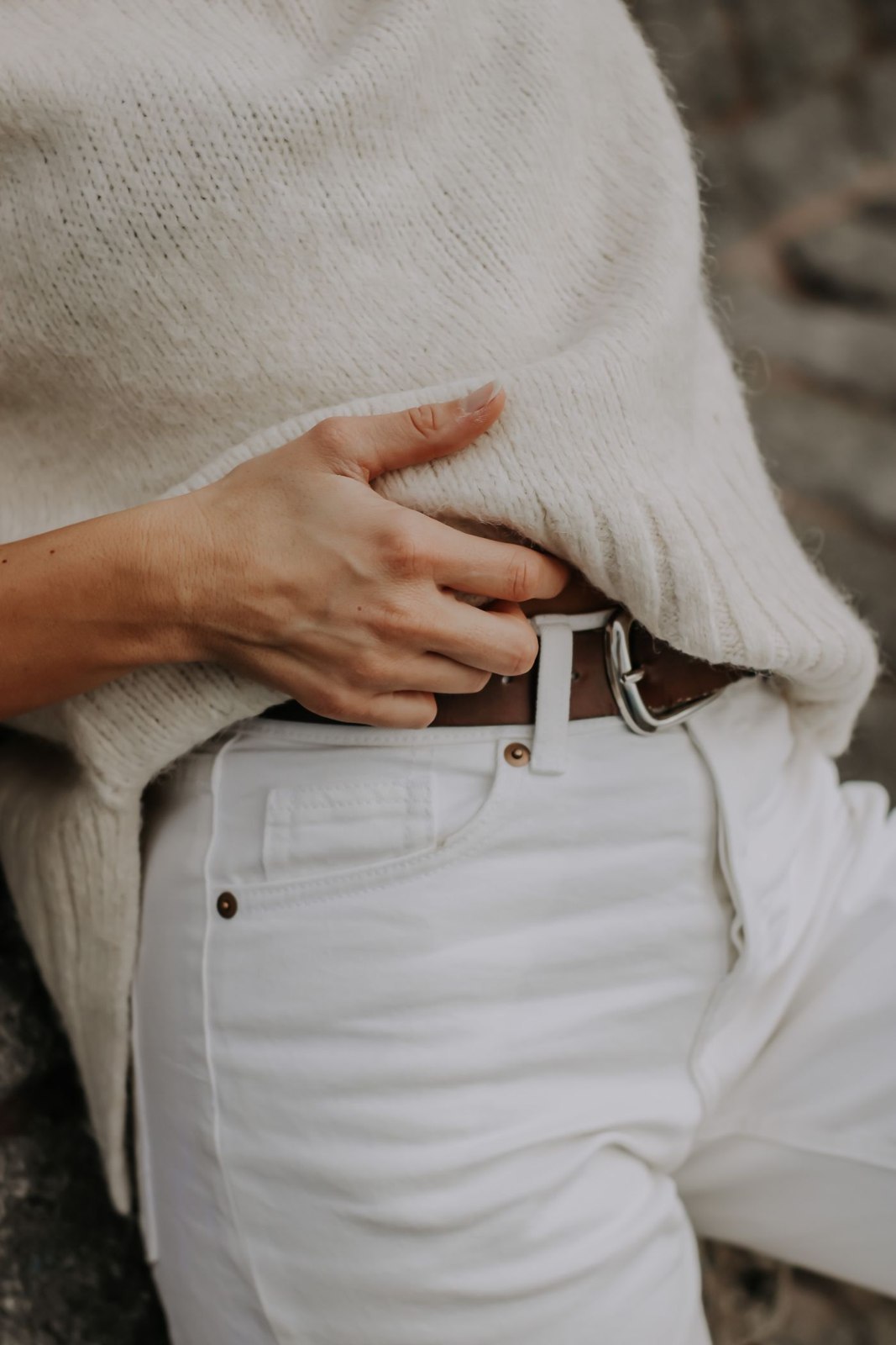 Heller Strick mit einer cremeweißen Hose