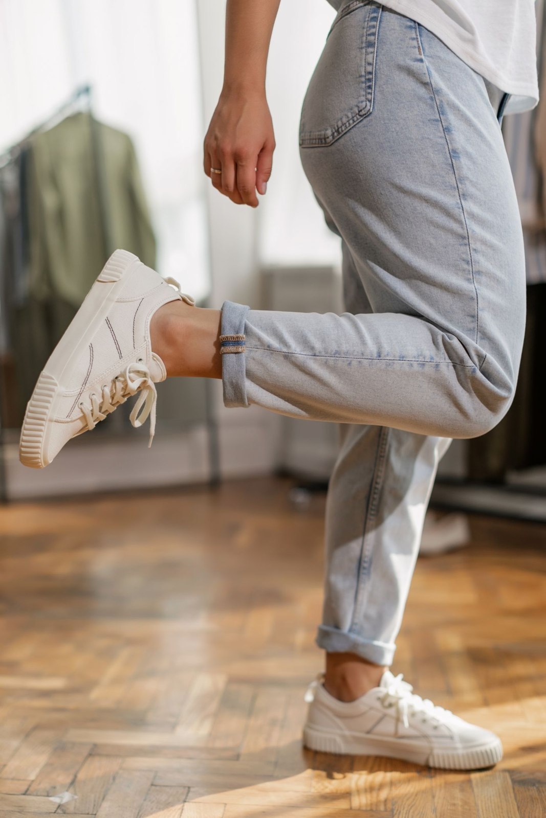 Weiße Sneaker mit heller Stoffhose